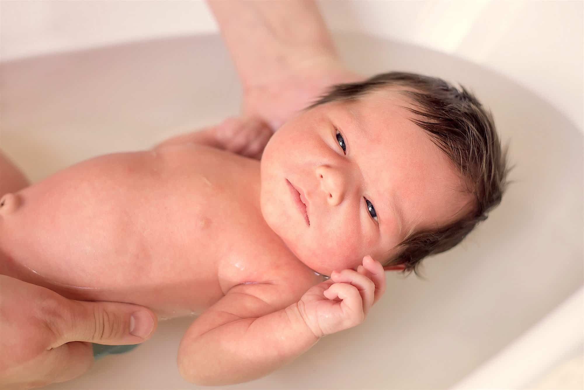 Cómo debe ser el baño del recién nacido Criar Sentido Común